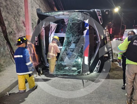 Volcadura de autobús de Estrella Roja sobre Periférico deja 30 lesionados