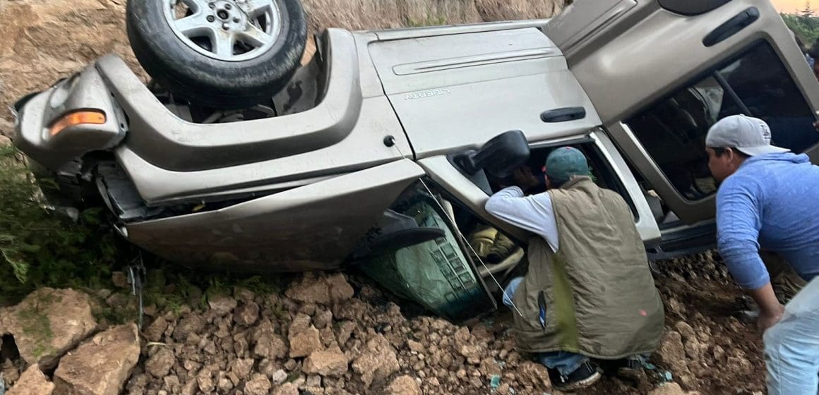 Vivos de milagro, cayeron a un barranco de 15 metros de profundidad