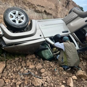 Vivos de milagro, cayeron a un barranco de 15 metros de profundidad