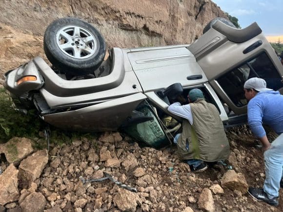 Vivos de milagro, cayeron a un barranco de 15 metros de profundidad