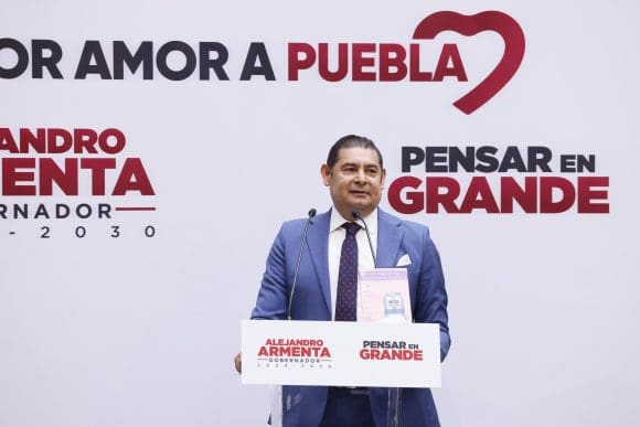 Alejandro Armenta presenta auto eléctrico fabricado en Puebla