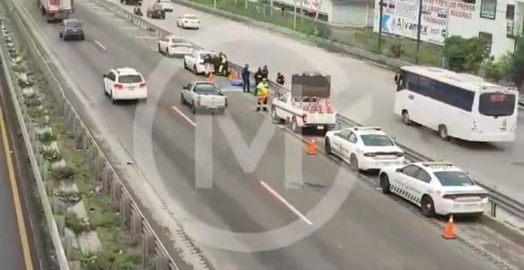 Hombre muere tras ser atropellado sobre la autopista en Xonacatepec