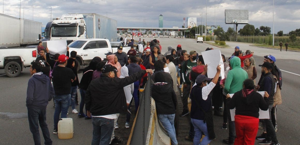 Habitantes de Atzala bloquean autopista México-Puebla por sustracción de menor