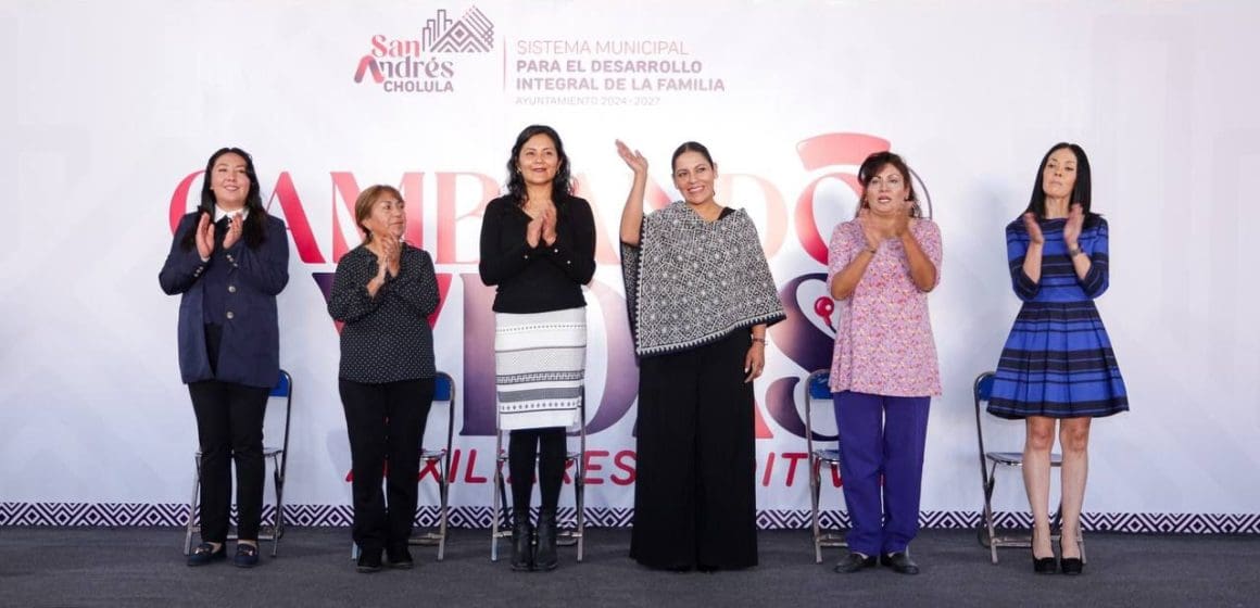 Entrega Lupita Cuautle auxiliares auditivos en San Andrés Cholula