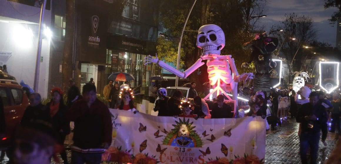 Con todo y lluvia se realiza el desfile de Catrinas en Puebla