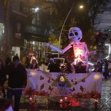 Con todo y lluvia se realiza el desfile de Catrinas en Puebla