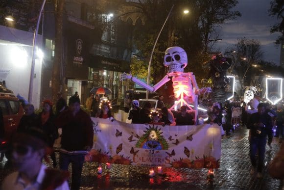 Con todo y lluvia se realiza el desfile de Catrinas en Puebla