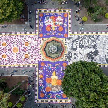 Inauguran Sergio Salomón y Pepe Chedraui primer tapete monumental en el Zócalo