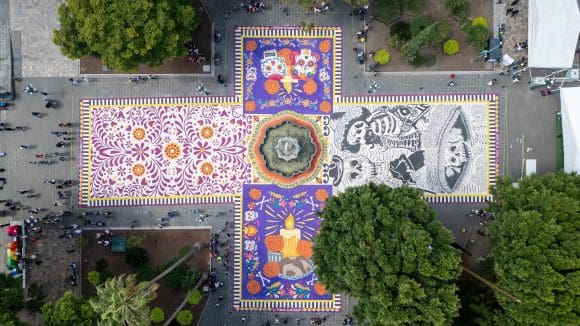 Inauguran Sergio Salomón y Pepe Chedraui primer tapete monumental en el Zócalo