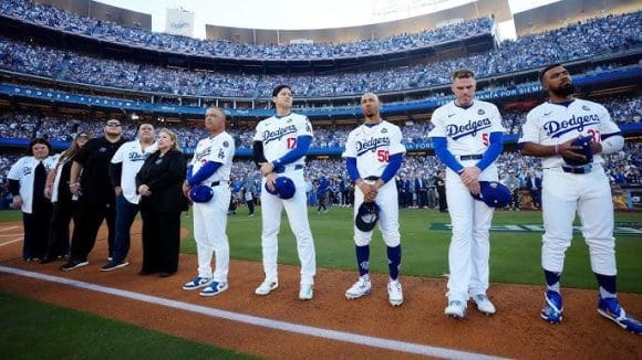 Los Dodgers rinden homenaje a Fernando Valenzuela en el primer partido de la Serie Mundial