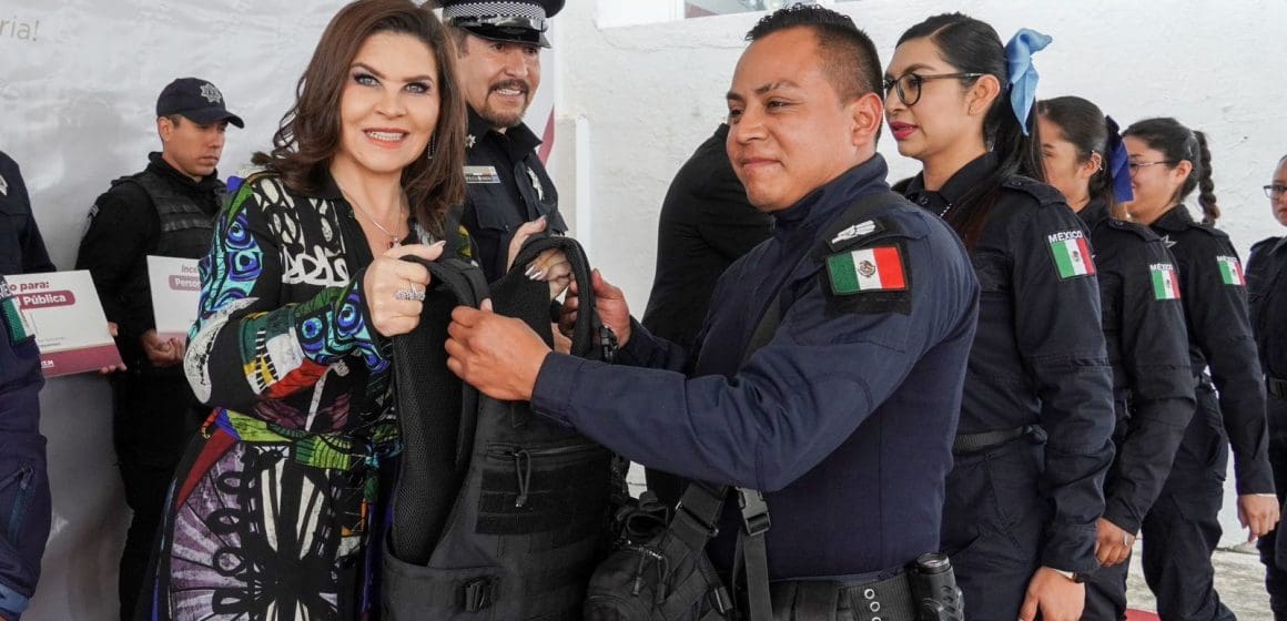 Norma Layón entrega unidades, uniformes y equipamiento a policía de Texmelucan