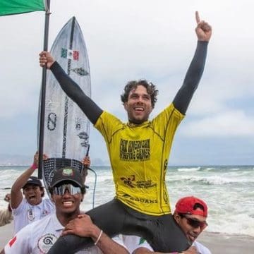 El surfista mexicano Sebastián Williams obtiene oro en los Juegos Panamericanos en Perú