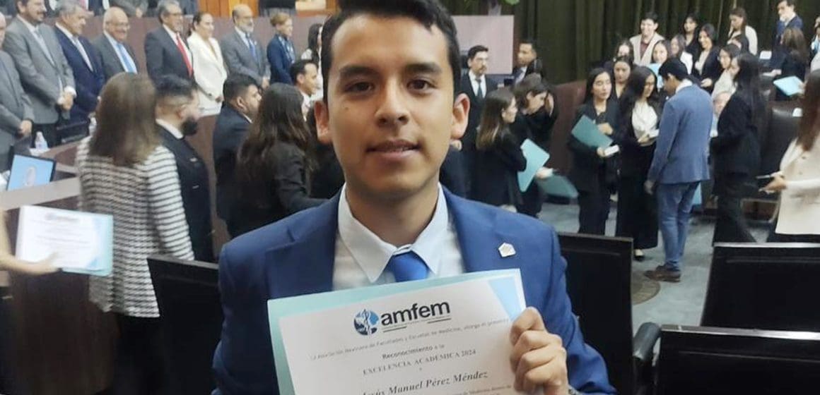 Pasante de Medicina del Complejo Regional Nororiental gana el Premio a la Excelencia Académica 2024