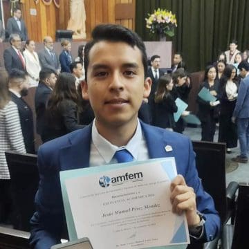 Pasante de Medicina del Complejo Regional Nororiental gana el Premio a la Excelencia Académica 2024