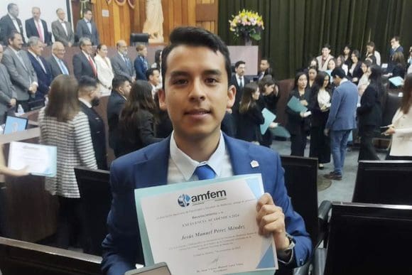 Pasante de Medicina del Complejo Regional Nororiental gana el Premio a la Excelencia Académica 2024