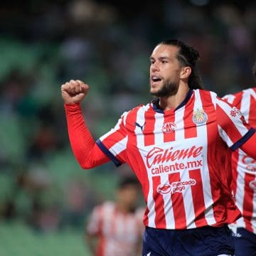 Las Chivas vencieron a Santos y luchan por el boleto directo a liguilla