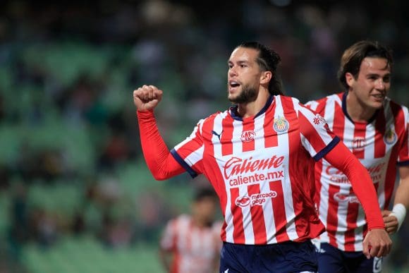 Las Chivas vencieron a Santos y luchan por el boleto directo a liguilla