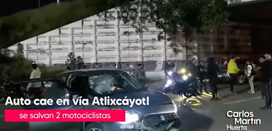 Auto se desploma desde distribuidor vial; 2 motociclistas se salvan de milagro