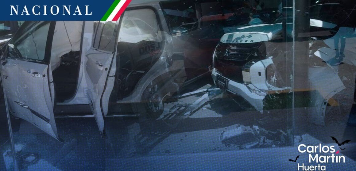 Pierde el control y causa accidente dentro de una agencia en Tepic