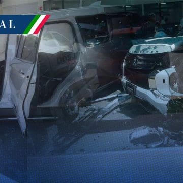 Pierde el control y causa accidente dentro de una agencia en Tepic