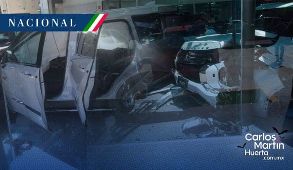 Pierde el control y causa accidente dentro de una agencia en Tepic