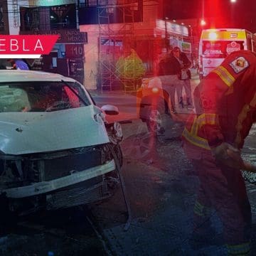 En presunto estado de ebriedad, mujer se estrella contra consultorio en la colonia Volcanes