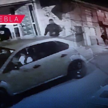 En segundos, roban autopartes a vehículo en la colonia Zaragoza