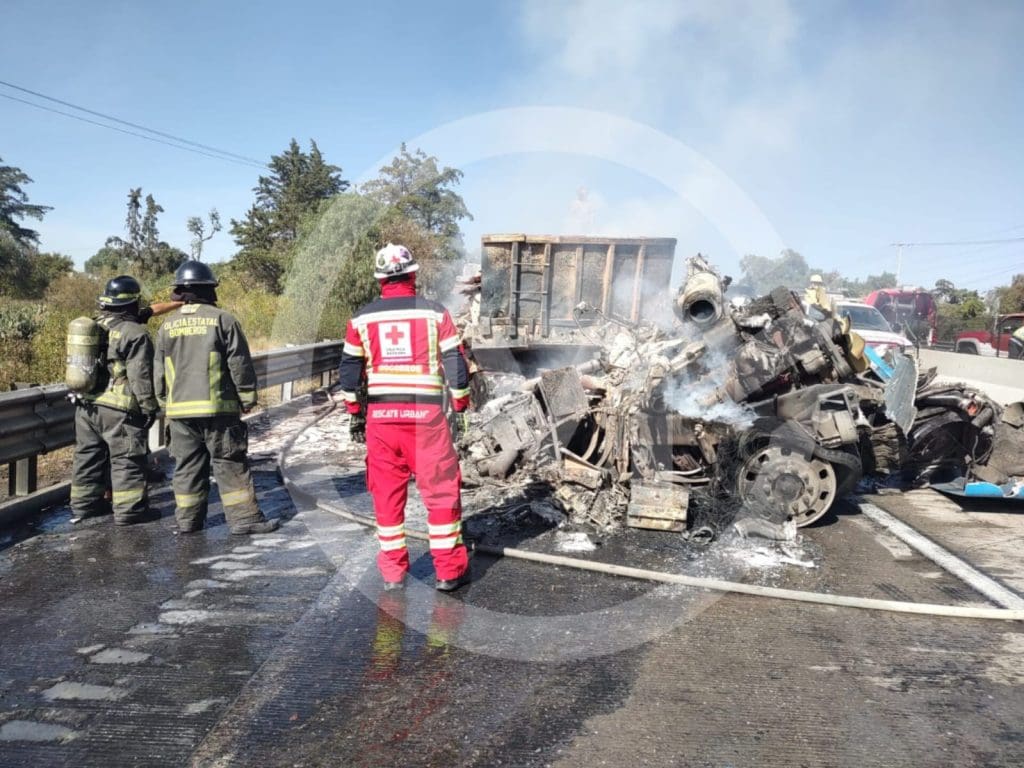 Incendio tractocamiones Acatzingo 1