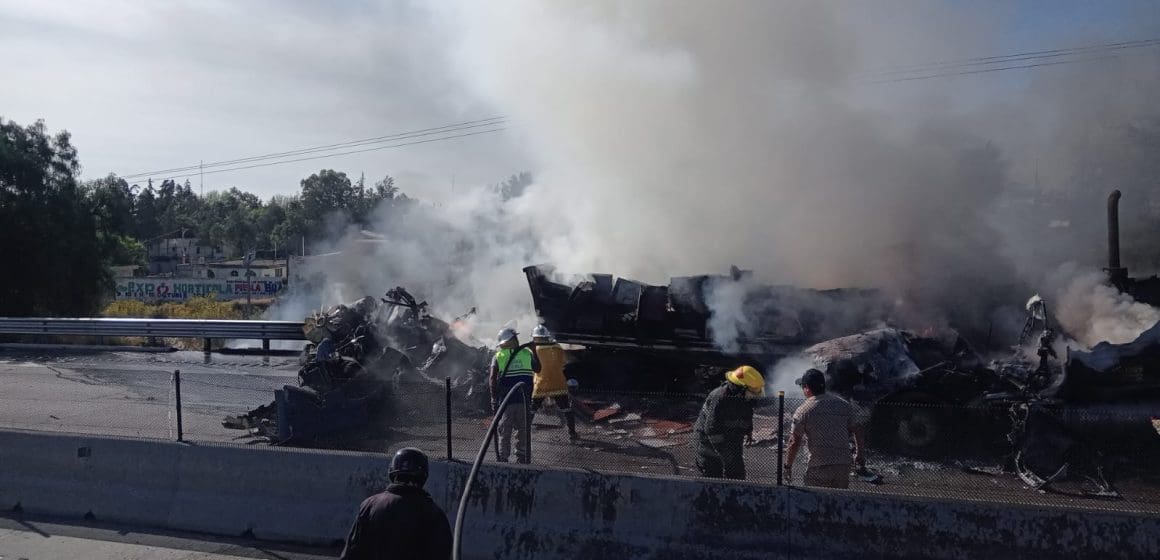 Choque e incendio de tractocamiones bloquea la Puebla-Orizaba