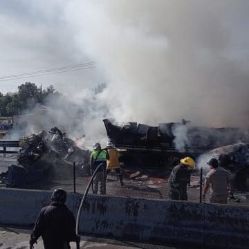 Choque e incendio de tractocamiones bloquea la Puebla-Orizaba