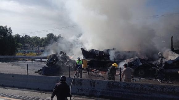 Choque e incendio de tractocamiones bloquea la Puebla-Orizaba