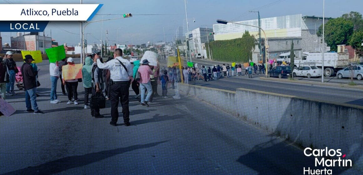 Padres de familia bloquean la carretera federal Puebla-Atlixco; exigen destitución de directora