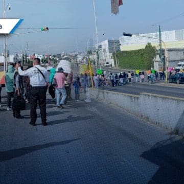 Padres de familia bloquean la carretera federal Puebla-Atlixco; exigen destitución de directora