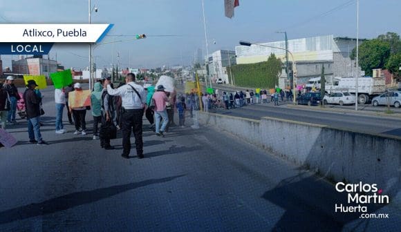 Padres de familia bloquean la carretera federal Puebla-Atlixco; exigen destitución de directora