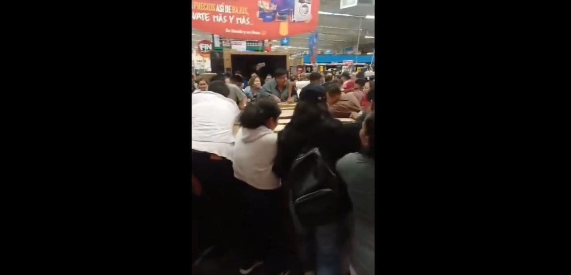 (VIDEO) Pelean por pantallas en Walmart de Tehuacán durante el Buen Fin