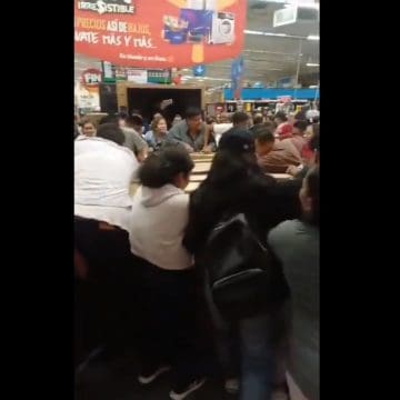 (VIDEO) Pelean por pantallas en Walmart de Tehuacán durante el Buen Fin