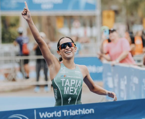 Rosa María Tapia conquista oro en Copa del Mundo de Triatlón en Brasilia