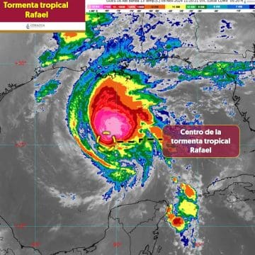 ‘Rafael’ se debilita a tormenta tropical sobre el Golfo de México