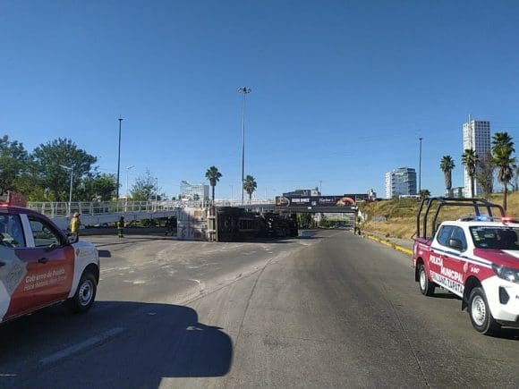 Tráiler termina volteado en Vía Atlixcáyotl y cierra la vialidad
