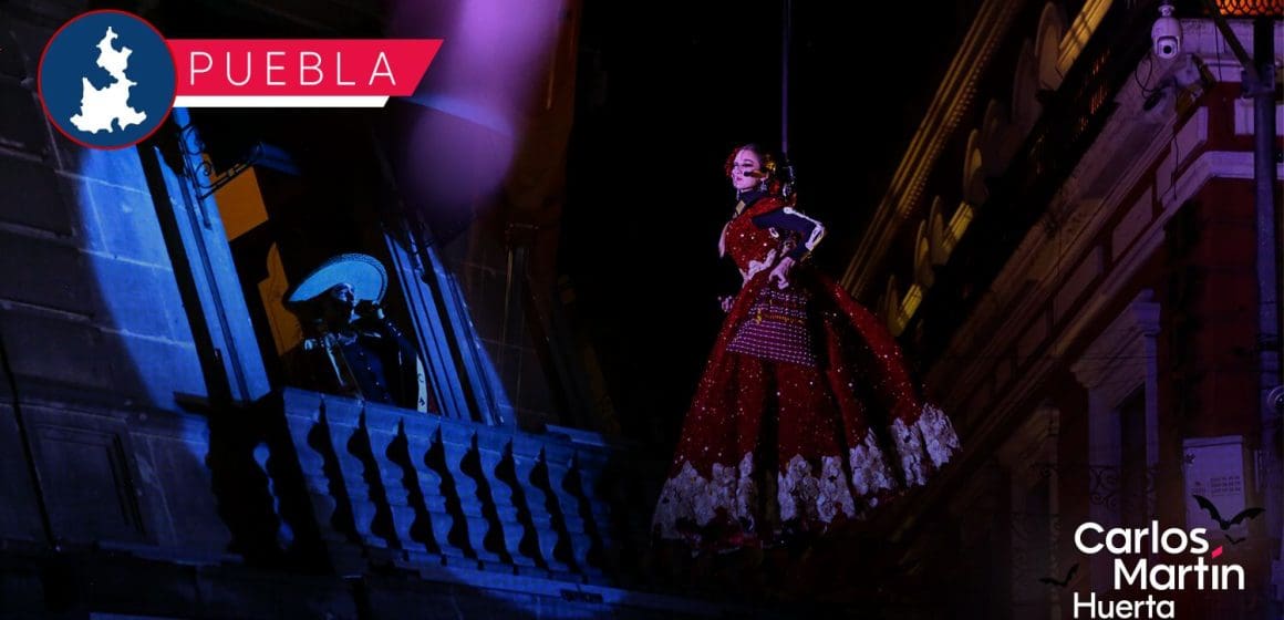 Disfrutaron cientos de poblanos el performance ¡Ay Llorona! en el Zócalo