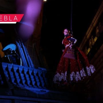 Disfrutaron cientos de poblanos el performance ¡Ay Llorona! en el Zócalo