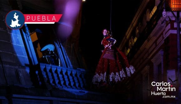 Disfrutaron cientos de poblanos el performance ¡Ay Llorona! en el Zócalo