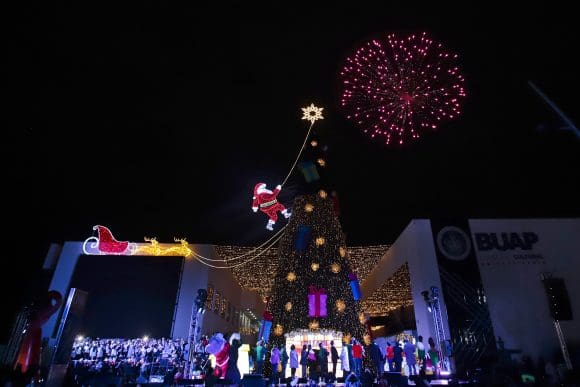 Con el encendido del árbol, la BUAP da bienvenida a la navidad 2024