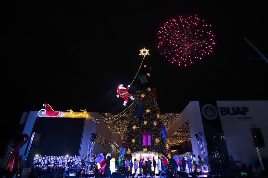 Llegó la magia navideña a la BUAP con el encendido del Árbol