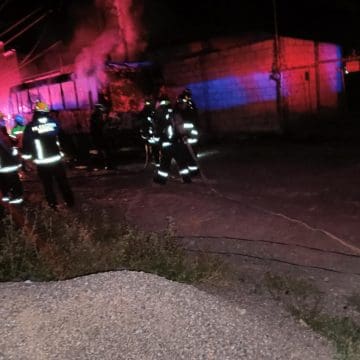 Un grupo de hombres habrían incendiado una unidad ruta JBS del transporte público en Arboledas de Amalucan