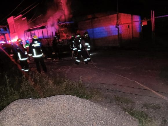 Un grupo de hombres habrían incendiado una unidad ruta JBS del transporte público en Arboledas de Amalucan