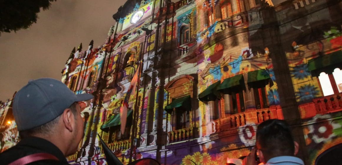 Poblanos disfrutaron del video mapping y espectáculo de drones alusivos al Día de Muertos