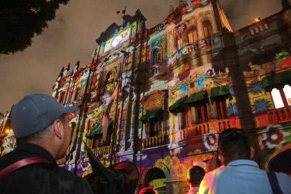 Poblanos disfrutaron del video mapping y espectáculo de drones alusivos al Día de Muertos