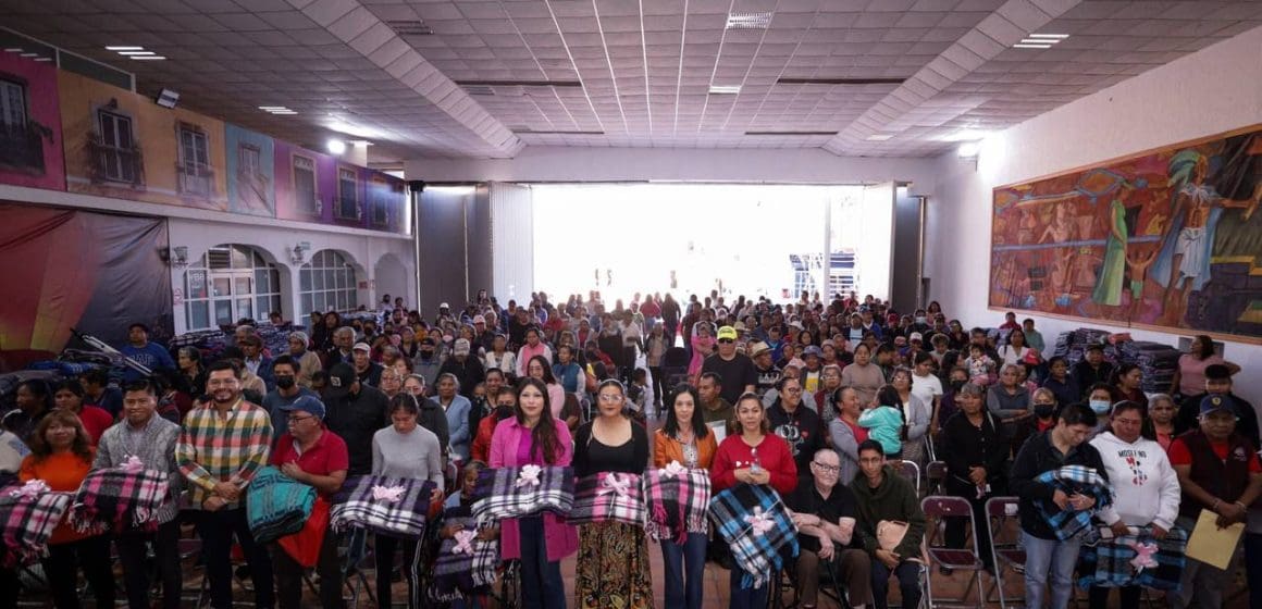 Entregan mil 500 cobertores en San Andrés Cholula