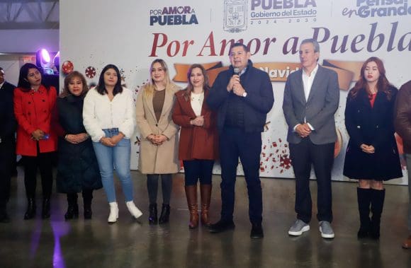 Poblanas y poblanos conviven en armonía navideña con el gobernador Alejandro Armenta